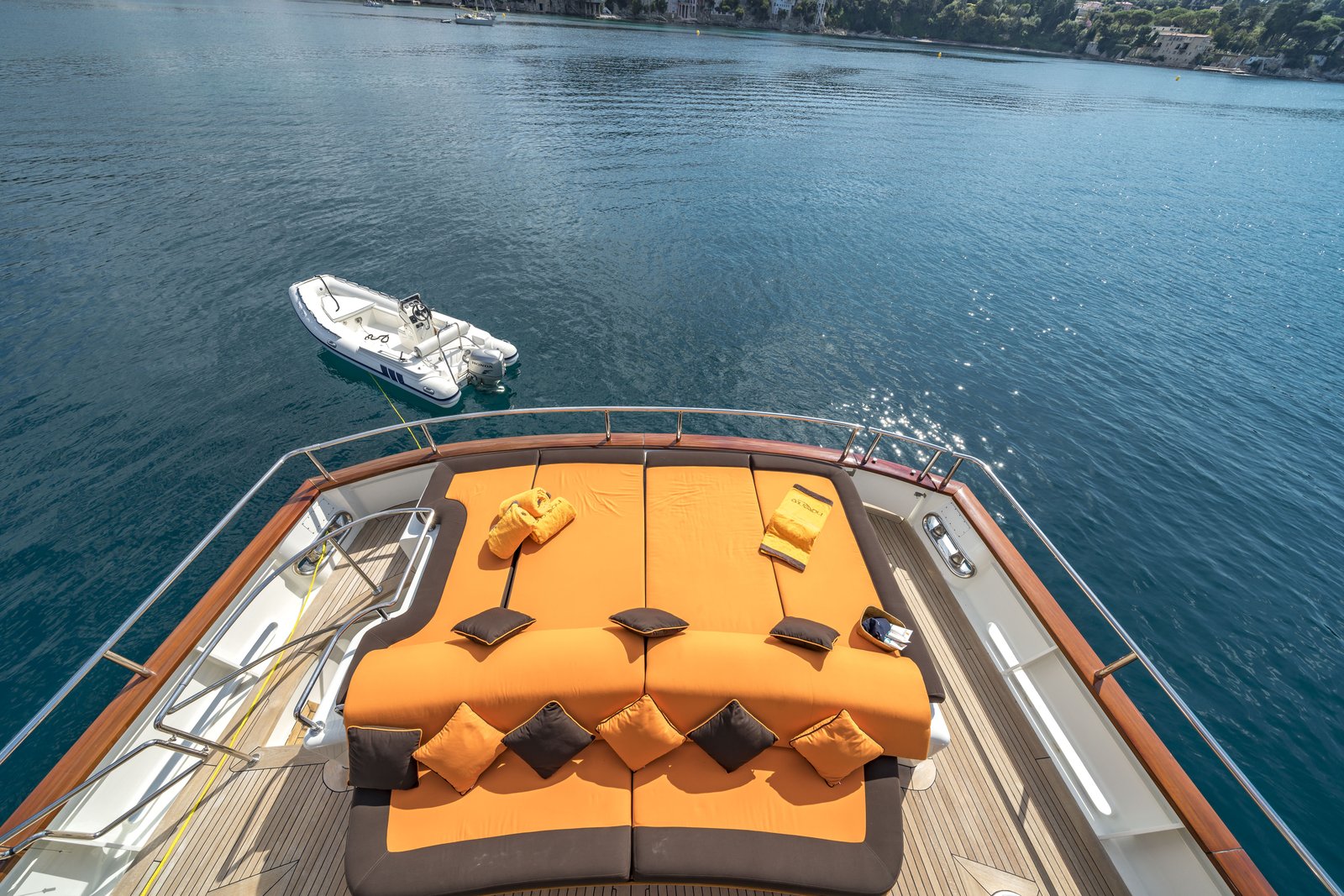 Detail — Fiorente-branded towels on the sunpad