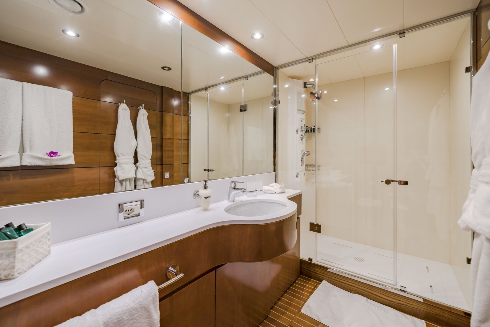 Guest en-suite bathroom with double vanity