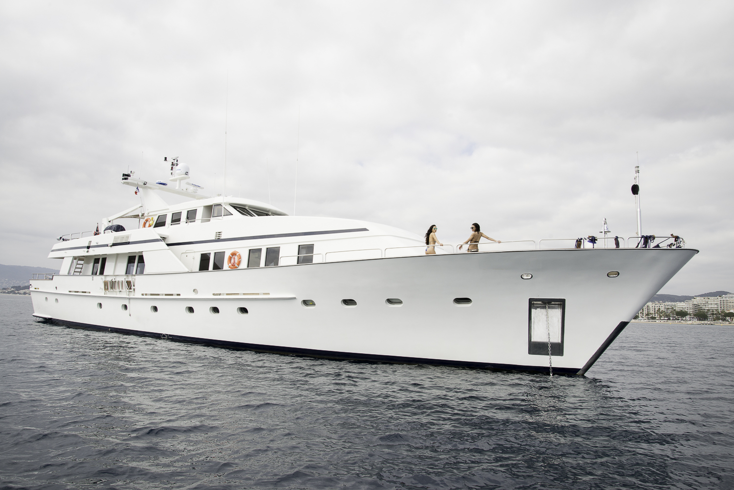 Fiorente at anchor — port side bow