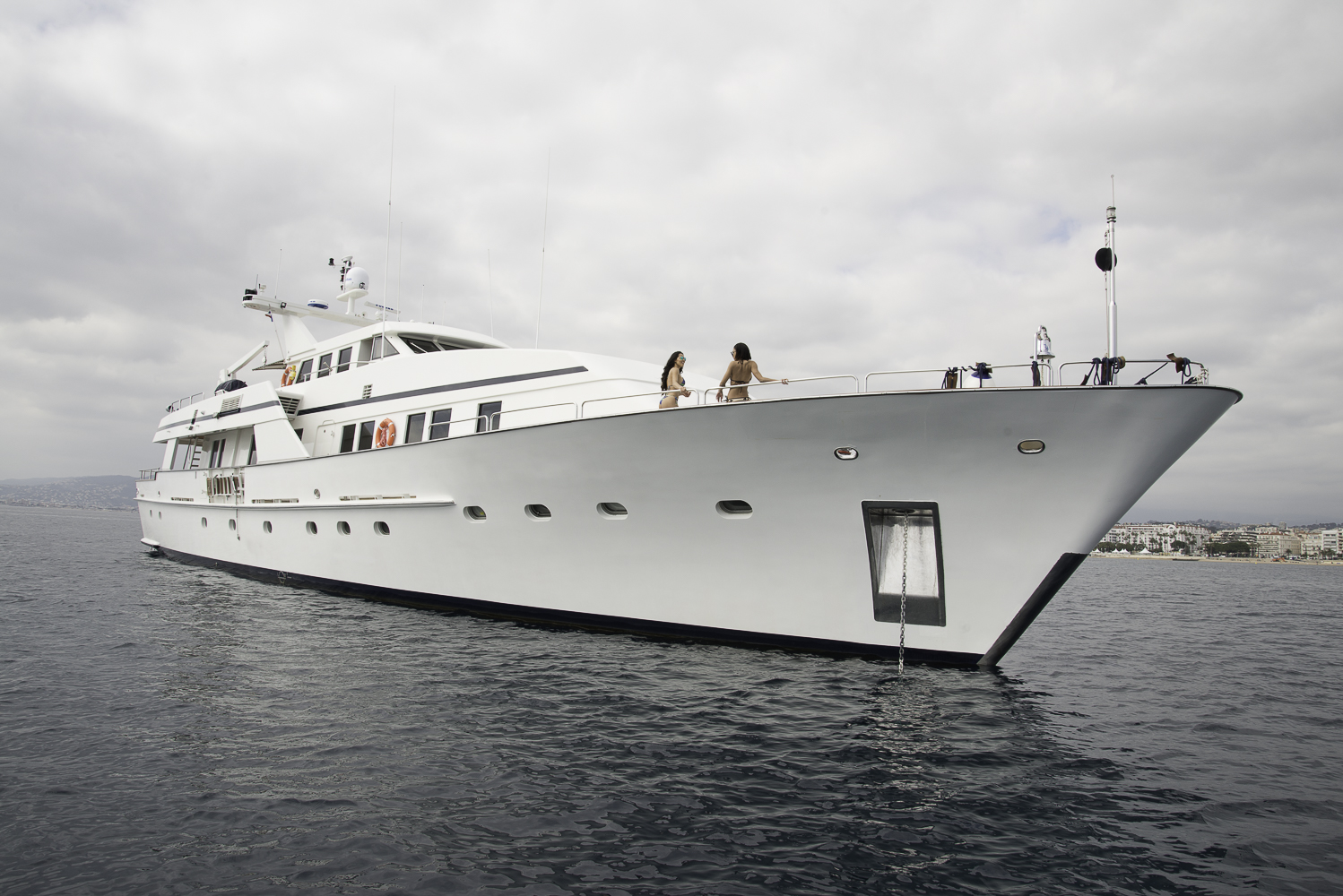 Fiorente at anchor with guests on the bow